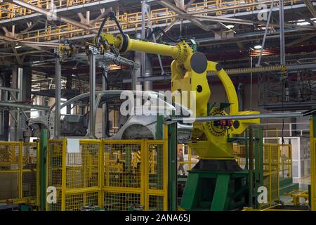 La Russie, Izhevsk - Décembre 15, 2018 : l'usine automobile Lada Izhevsk, partie du groupe AVTOVAZ. La construction du châssis d'une voiture neuve sur un ascenseur hydraulique. Banque D'Images