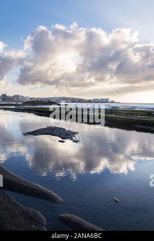 Sunrinse à couper le souffle sur la plage d'El Medano, Tenerife, Canaries, Espagne, ensoleillé nuageux Ciel bleu avec copie espace Banque D'Images