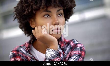 Pensive afro-american teenager la réflexion sur les plans d'avenir, le choix de profession Banque D'Images