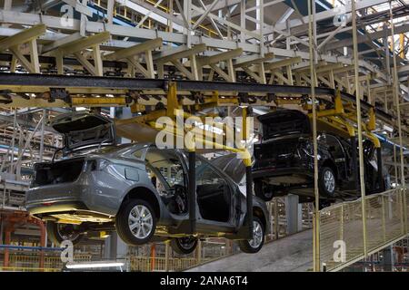 La Russie, Izhevsk - Décembre 14, 2019 : l'usine automobile Lada Izhevsk, partie du groupe AVTOVAZ. Les nouvelles voitures après peinture sur la ligne du convoyeur. Banque D'Images