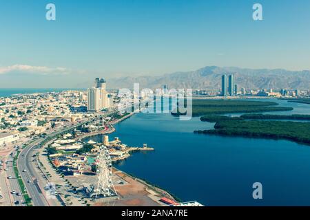 Vue aérienne de Ras al Khaimah (de vue), Émirats arabes unis au nord de Dubai, en regardant la ville, montagnes Hajar - Jebal SIAE - et les Mangroves Banque D'Images