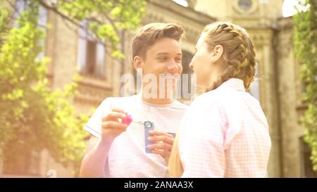Couple aimant tendrement à l'autre, s'amuser au parc, date romantique Banque D'Images