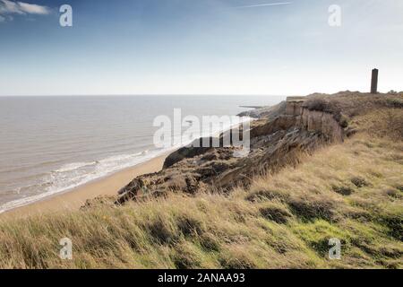 Image paysage du littoral à Walton-on-the-en avec l'Essex  ? tour  ? dans l'arrière-plan où l'érosion côtière a considérablement au Banque D'Images