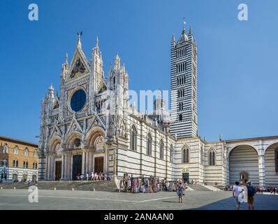 Façade et clocher de la Cathédrale de Sienne avec une alternance de bandes de couleur vert-blanc et marbre noir, symbolisant les couleurs de Sienne, Toscane, Italie Banque D'Images