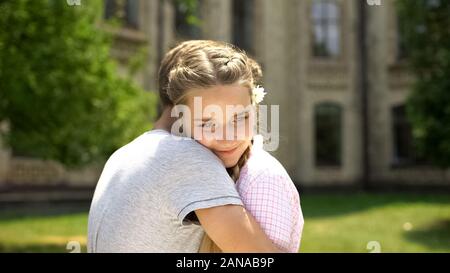 Les adolescents s'étreindre, petite fille avec une fleur dans les cheveux de profiter de ce jour, relation pure Banque D'Images