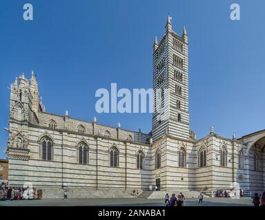 Façade et clocher de la Cathédrale de Sienne avec une alternance de bandes de couleur vert-blanc et marbre noir, symbolisant les couleurs de Sienne, Toscane, Italie Banque D'Images