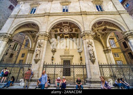 Bâtiment gothico-renaissance de la Loggia della Mercanzia dans le centre historique de Sienne, Toscane, Italie Banque D'Images