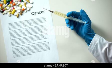 Conclusion Le cancer mot écrit, main tenant médicament dans une seringue, médicament Banque D'Images