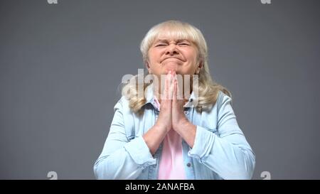 Drôle de dame retraité souhaite faire de bonnes nouvelles attendent les enfants en attente, pour maison de vacances Banque D'Images