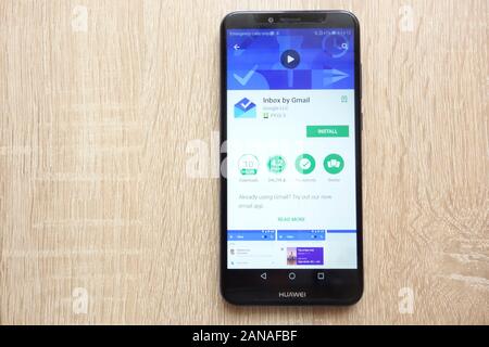 Par la boîte de réception Gmail app sur Google Play Store site web affiché sur smartphone Huawei Y6 2018 Banque D'Images