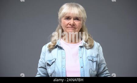 Femme âgée bouleversée à la caméra à l'âge de la retraite, les difficultés de la crise, Banque D'Images