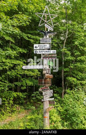 Un panneau en bois avec flèches a combien de milles il est d'autres membres autour de l'USA. Banque D'Images