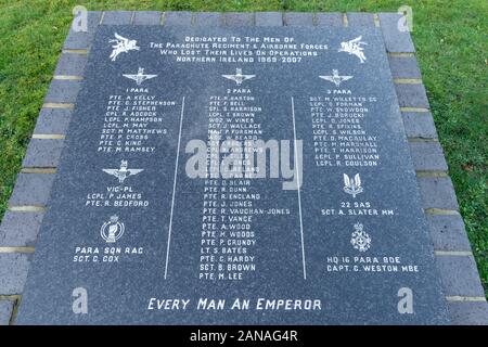 Pierre commémorative dédiée à la Parachute Regiment et des forces aéroportées tués en Irlande du Nord, cimetière militaire d'Aldershot, Hampshire, Royaume-Uni Banque D'Images