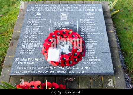 Pierre commémorative dédiée à la Parachute Regiment et des forces aéroportées tués pendant la guerre des Malouines, le cimetière militaire d'Aldershot, Hampshire, Royaume-Uni Banque D'Images