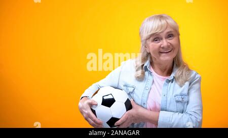 Personnes âgées positive woman holding soccer ball, une énergie de vie et de vivacité background Banque D'Images