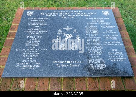 Pierre commémorative dédiée à la Parachute Regiment et des forces aéroportées tués au cours de l'exploitation 1990-2015, Aldershot, Hampshire, cimetière militaire UK Banque D'Images