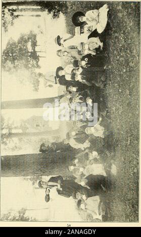 Les croisés en plein air ; une histoire de l'école Elizabeth McCormick open air, ainsi qu'un compte général de l'école plein air workin Chicago et un chapitre sur la ventilation de l'école . air, un buildingwould prévues spécialement sans doute plus souhaitable. N'importe quel type de structure, cependant, qui a permis l'admission d'air frais suffisant pour faire le con-dition pratiquement la même que celle à l'extérieur aurait répondu à la fin. Le programme quotidien d'augmenter . 7:oo Petit-déjeuner à 7:15 à 7:45 Arrivée à l'école . S:oo prises de température et d'inspection par l'infirmière S:oo à 20:30 baignoire et déjeuner 8:30 à 9:00 à l'école 9:00 t Banque D'Images