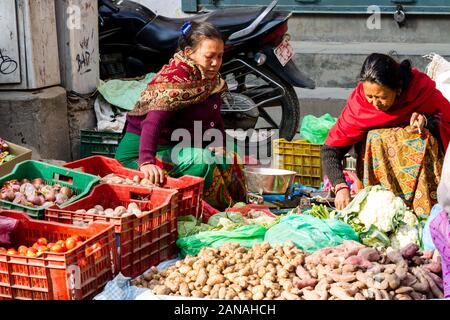 Katmandou, Népal - 17 novembre 2018 : deux personnes âgées femme vend des fruits et légumes au marché de la rue à Katmandou Banque D'Images