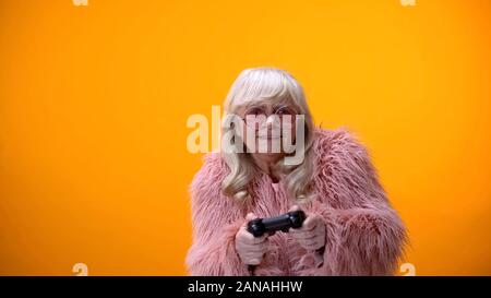 Funny man avec joystick faisant semblant de jouer jeu vidéo, passe-temps et loisirs Banque D'Images