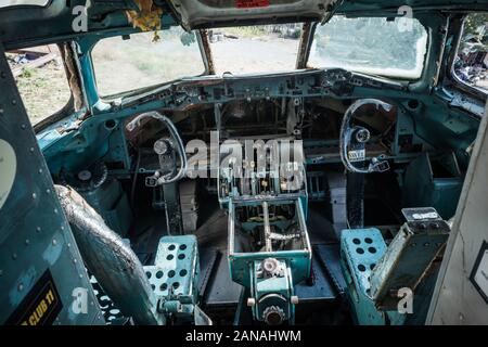 Bangkok/Thaïlande-06 décembre 2019 : cimetière d'avion de Bangkok, détail du poste de pilotage à l'intérieur d'une épave d'avion commerciale cassée. Banque D'Images