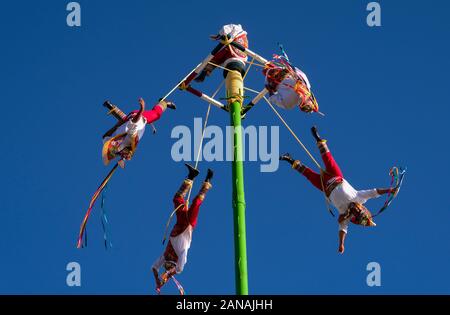 La danse des Voladores dans le lac Chapala, Mexique Banque D'Images