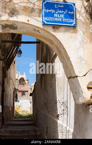 Scènes des ruelles sinueuses et des rues qui constituent le site du patrimoine mondial de l'UNESCO de la Casbah d'Alger en Algérie. Banque D'Images