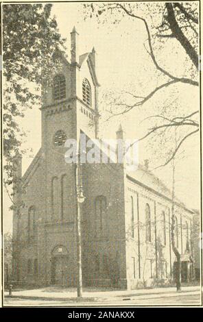 La ville de New Brunswick ; son histoire, ses maisons et ses industries . EMANUEL GERMAN EVANGELICAL LUTHERAN CHURCH. Cette église a été organisée 14 onJuly, 1878. Le sep-tembre 14 du même yearRev. John A. Dewald est venu à être pasteur, et a con-continué à l'heure actuelle. Le presentchurch s'appuyant sur le coin de Kirk-patrick et nouvelles rues a été construit en1879. La présente Congrégation numéros 350 membres, et l'église est athriving, corps harmonieux. REV. J. A. DEWALD. Eglise luthérienne allemande 89 Banque D'Images