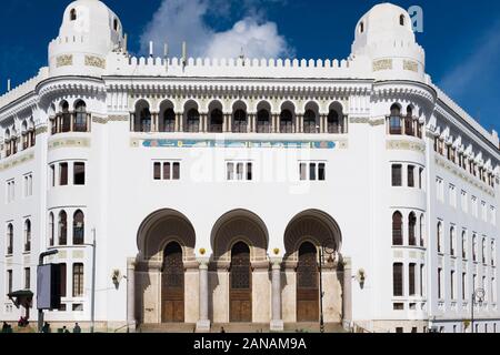 L'architecture française mêlée au style islamique est répandue dans le centre-ville d'Alger, en Algérie Banque D'Images