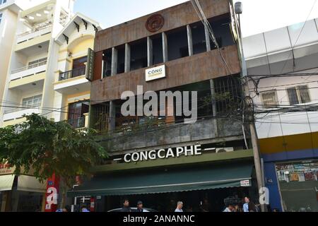 Danang Vietnam 7 janvier 2020 : CONGCAPHE cafe café unique par employé comme costume uniforme soldat vietnamien Banque D'Images