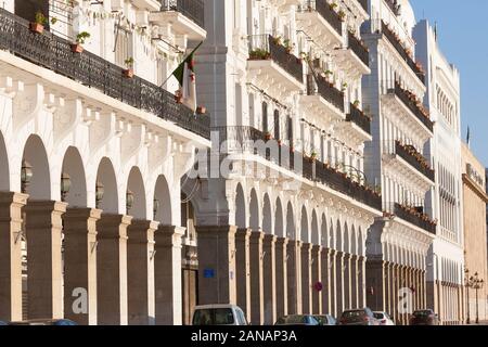 Alger le Blanc, et la promenade d'Alger sont des joyaux dans l'ancienne ville d'Alger, en Algérie. Banque D'Images