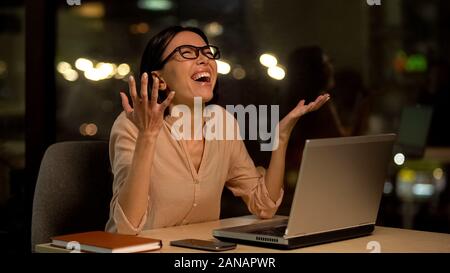 Irrité business woman shouting assis devant de coffre, l'épuisement professionnel Banque D'Images