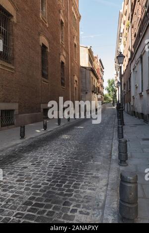 Une rue étroite à Madrid, Espagne Banque D'Images