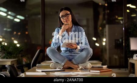 Creative Asian woman sitting on table office, la pensée des idées de démarrage, écrivain Banque D'Images