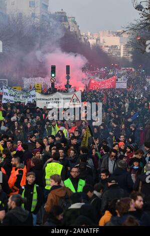 *** Strictement AUCUNE VENTES À DES MÉDIAS OU DES ÉDITEURS FRANÇAIS *** 16 janvier 2020 - Paris, France : des milliers de personnes manifestent contre le plan de réforme des pensions du gouvernement comme une grève dans les transports publics entre dans sa 43e journée. Banque D'Images