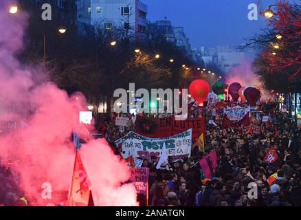 *** Strictement AUCUNE VENTES À DES MÉDIAS OU DES ÉDITEURS FRANÇAIS *** 16 janvier 2020 - Paris, France : des milliers de personnes manifestent contre le plan de réforme des pensions du gouvernement comme une grève dans les transports publics entre dans sa 43e journée. Banque D'Images