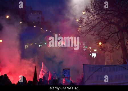 *** Strictement AUCUNE VENTES À DES MÉDIAS OU DES ÉDITEURS FRANÇAIS *** 16 janvier 2020 - Paris, France : des milliers de personnes manifestent contre le plan de réforme des pensions du gouvernement comme une grève dans les transports publics entre dans sa 43e journée. Banque D'Images