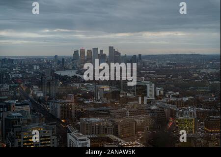 Vue sur Canary Wharf depuis le centre de Londres, Royaume-Uni Banque D'Images