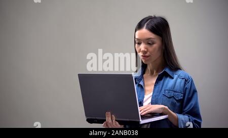 Freelancer concentré à travailler sur ordinateur, travail pour les étudiants, le travail à distance Banque D'Images
