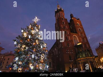 Cracovie. Cracovie. La Pologne. Arbre de Noël illuminé en face de la basilique Sainte-Marie. Place du Marché (place principale, de la vieille ville. Banque D'Images