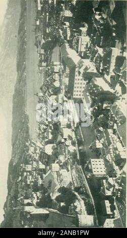 La Suisse, ses paysages, son histoire, et des associations littéraires . ructionto l'homme et toutes ses œuvres. En 1887, pour la partie inférieure de la ville, sans une momentswarning, sombre dans le lac, la déglutition upmany et détruisant maisons et granges. elevenlives Quitter le charme tranquille de cette beautifullysituated ville, longeant le long du lac, catchinga aperçu de temps en temps de la Rigi, par andpassing Giitschand les tunnels sous la colline de l'Schonheim, nous entrons dans le stationof Lucerne. De toutes les stations suisses aucun n'est plus popularor plus attrayant que cette vieille mediae-val ville. Situé sur la principale r Banque D'Images
