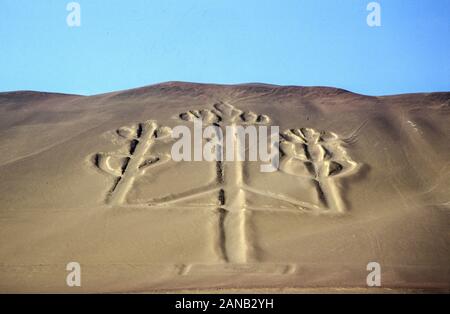 Paracas Candelabra chandelier, des Andes, bien connu sur le géoglyphe préhistorique face nord de la péninsule de Paracas, Ica Province .Pisco Banque D'Images