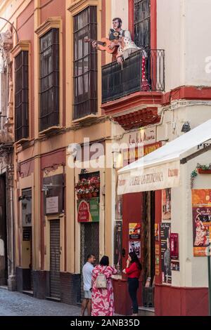 Les mannequins d'une danseuse Flamenco et guitariste espagnol regardent sur deux clients potentiels du spectacle Casa de la Memoria Flamenco dans Calle Cuna. Banque D'Images