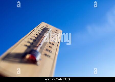 Thermomètre sur le fond de ciel bleu. Prévisions météo et de la température extérieure concept Banque D'Images