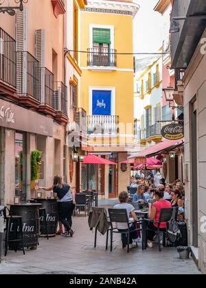 Paresseux dimanche après-midi à Séville, vous pourrez vous adorer dans les cafés et les cafés de la Calle Almirante Bonifaz, une rue colorée. Banque D'Images