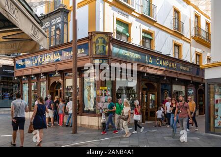 La Campana, la pâtisserie historique de Séville, sert des clients dans la Calle Sierpes depuis 1885 avec des gâteaux, des pâtisseries, des confiseries et des glaces traditionnels Banque D'Images