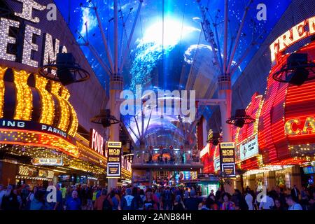 Célèbre Freemont Street sur le Strip de Las Vegas de nuit. Las Vegas, Nevada. Banque D'Images