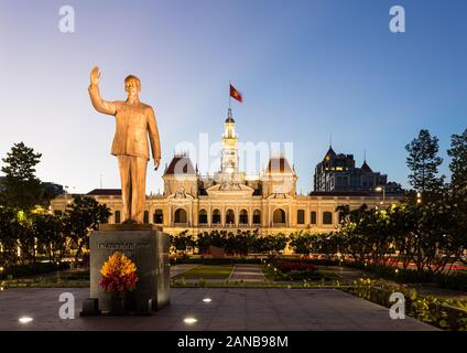 Ho Chi Minh Ville, Vietnam - 30 mai 2018 : une statue de Ho Chi Minh, le leader communiste vietnamien, se dresse en face de l'immeuble du comité populaire Banque D'Images