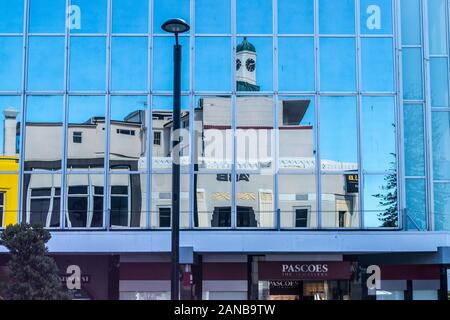 L'Art Déco de Nouvelle-Zélande et T&G coupole bâtiment reflète dans une fenêtre, Napier, Hawke's Bay, île du Nord, Nouvelle-Zélande Banque D'Images