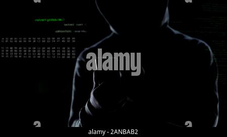 Close up de hacker à capuchon de lancer une attaque cybernétique sur smartphone, le lancement de bombe Banque D'Images