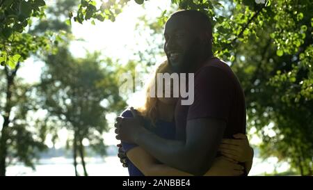 Tous les amoureux mixed race couple embrasser et regarder la caméra, unité concept Banque D'Images